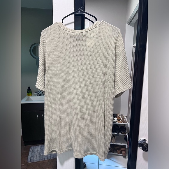 XL Tan Waffle Material Shirt - Picture 3 of 3